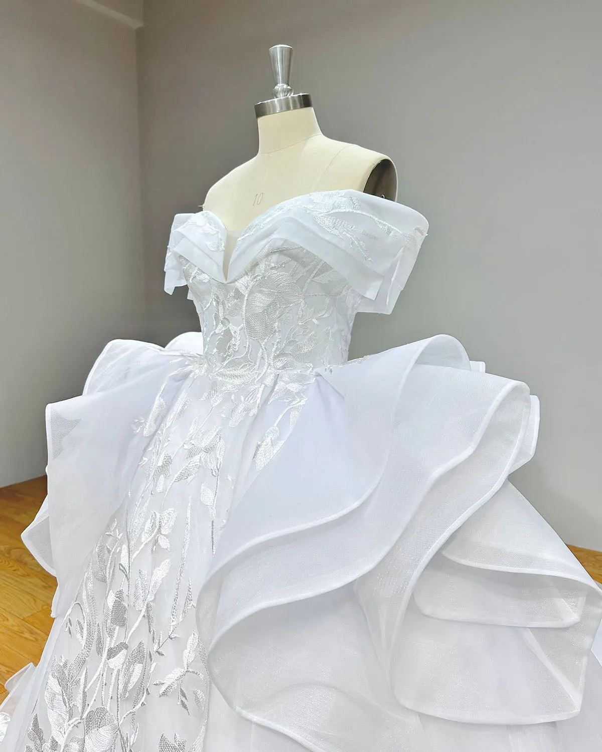 Gorgeous Ball Gown Wedding Dress Sweetheart Neck Corset Back Luxury